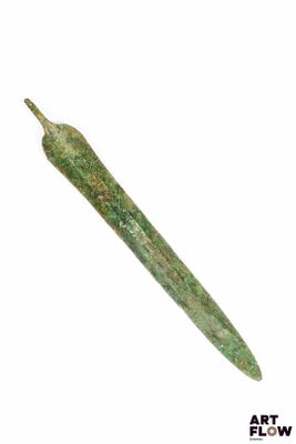 une image représentant un objet métallique vert sur fond blanc