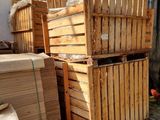 plusieurs caisses en bois empilées les unes sur les autres dans un entrepôt
