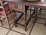 une table en bois sur laquelle est posé un bol de fruits