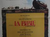 L'affiche du film « La Bible » est accrochée au mur.