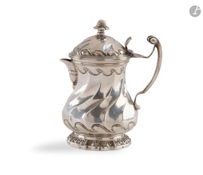 PARIS 1756 - 1757 Moutardier en argent, le corps repoussé de…