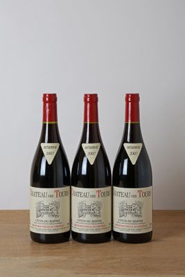 trois bouteilles de vin posées sur une table en bois