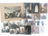 plusieurs vieilles photographies en noir et blanc représentant des personnes dans une pièce