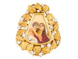 l'image d'une photo représentant une femme et un enfant, sertie dans une broche en or