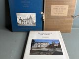 deux livres posés l'un à côté de l'autre sur une table