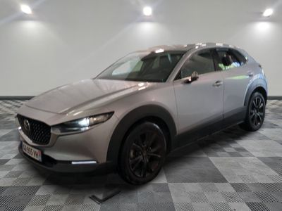La Mazda CX-HR est garée sur un sol à damier