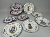 plusieurs assiettes avec des photos de personnes sur une table