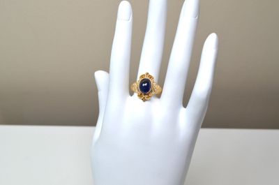 Une bague en argent vermeil, à décor émaillé, sertie au cent…