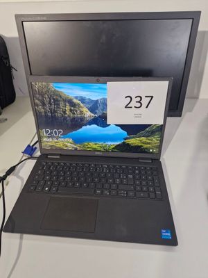 un ordinateur portable posé sur un bureau, avec une horloge à l'écran