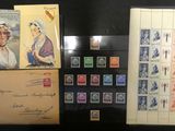 quelques vieux timbres sont exposés sur une table noire