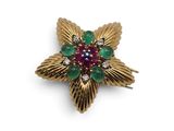 une image représentant une broche en or sertie d'émeraudes et de rubis