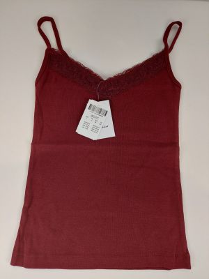 un haut rouge pour femme, orné de dentelle et doté de bretelles fines