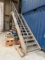Escalier industriel avec garde-corps (photo 2)