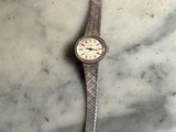 une photo d'une montre-bracelet posée sur une surface en marbre