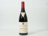 une bouteille de vin posée sur une table