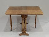 une table en bois avec deux rallonges sur le dessus et deux rallonges sur le dessous