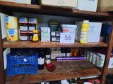 une étagère remplie d'aliments et de condiments dans une cuisine