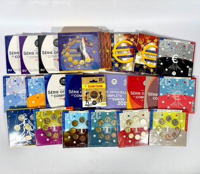 beaucoup de CD posés sur une table
