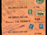 une enveloppe orange sur laquelle sont collés de nombreux timbres différents