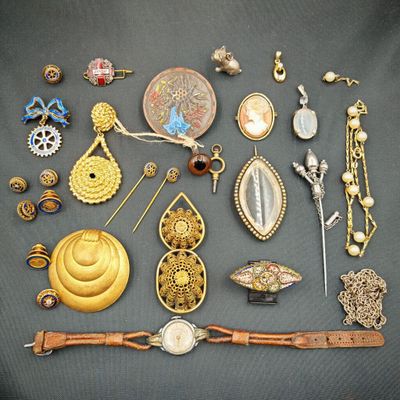 plusieurs types de bijoux différents exposés sur une table