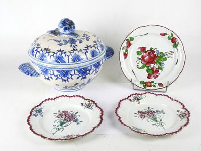 SOUPIERE en faïence blanche et bleue à décor de fleurs. Pris…