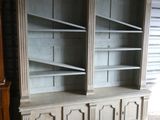 une très vieille bibliothèque comportant de nombreuses étagères