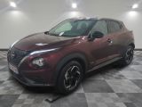 La Nissan rouge s'arrête sur un sol à damier dans un garage