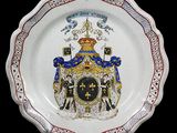 une assiette sur laquelle figurent des armoiries et une couronne