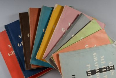 plusieurs livres sont empilés sur une table