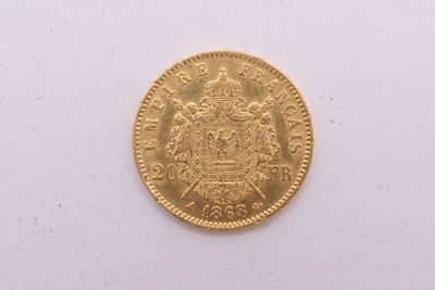 gros plan d'une pièce d'or sur une surface blanche