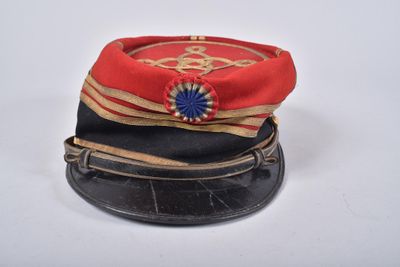 un chapeau rouge orné d'une étoile bleue