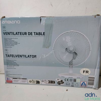 une boîte contenant un ventilateur, posée sur une table