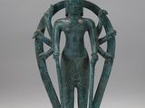 une statue en bronze représentant une femme tenant un oiseau dans ses mains