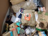 une boîte en carton remplie de nourriture et d'autres objets