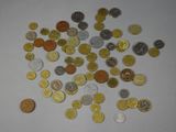 un tas de pièces de monnaie posées sur une table, sur fond blanc