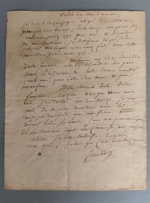 un gros plan d'un morceau de papier sur lequel on a écrit