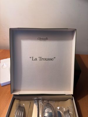 une boîte contenant un service d'argenterie