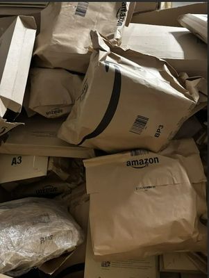 une pile de boîtes empilées les unes sur les autres