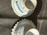 deux tasses et soucoupes posées sur une table