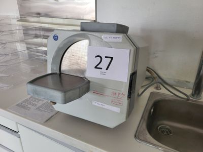 une machine sur laquelle figure un numéro, posée sur le comptoir
