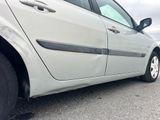 une voiture blanche avec une bande noire sur le côté