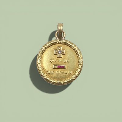 Gros plan sur une médaille d'or ornée d'une croix