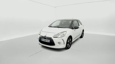 Une Citroën blanche est garée dans une pièce blanche