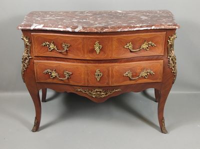 Commode sauteuse en placage de marqueterie, de forme galbée,…