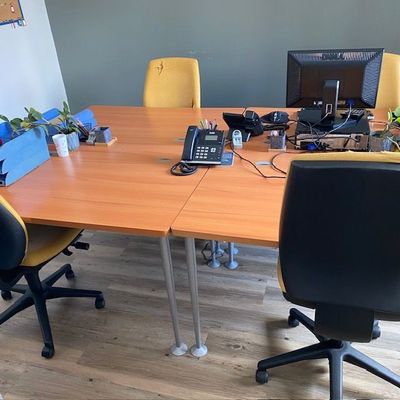 un bureau sur lequel se trouvent un ordinateur portable et un téléphone