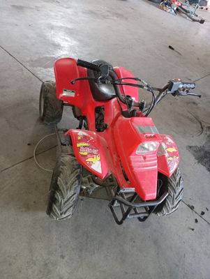 un quad rouge garé dans un garage
