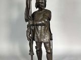 statue en bronze représentant un homme avec un parapluie sur fond blanc