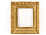 un cadre or antique sur fond blanc