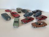 un grand nombre de petites voitures posées sur une table