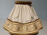 un chapeau blanc et doré orné d'une bordure dorée